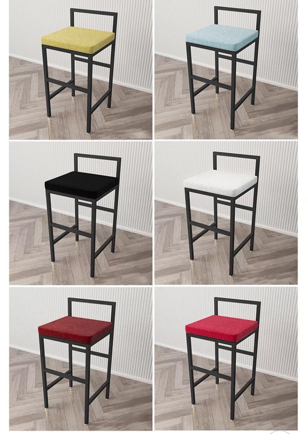 taburetes rojo negro amarillo y azul