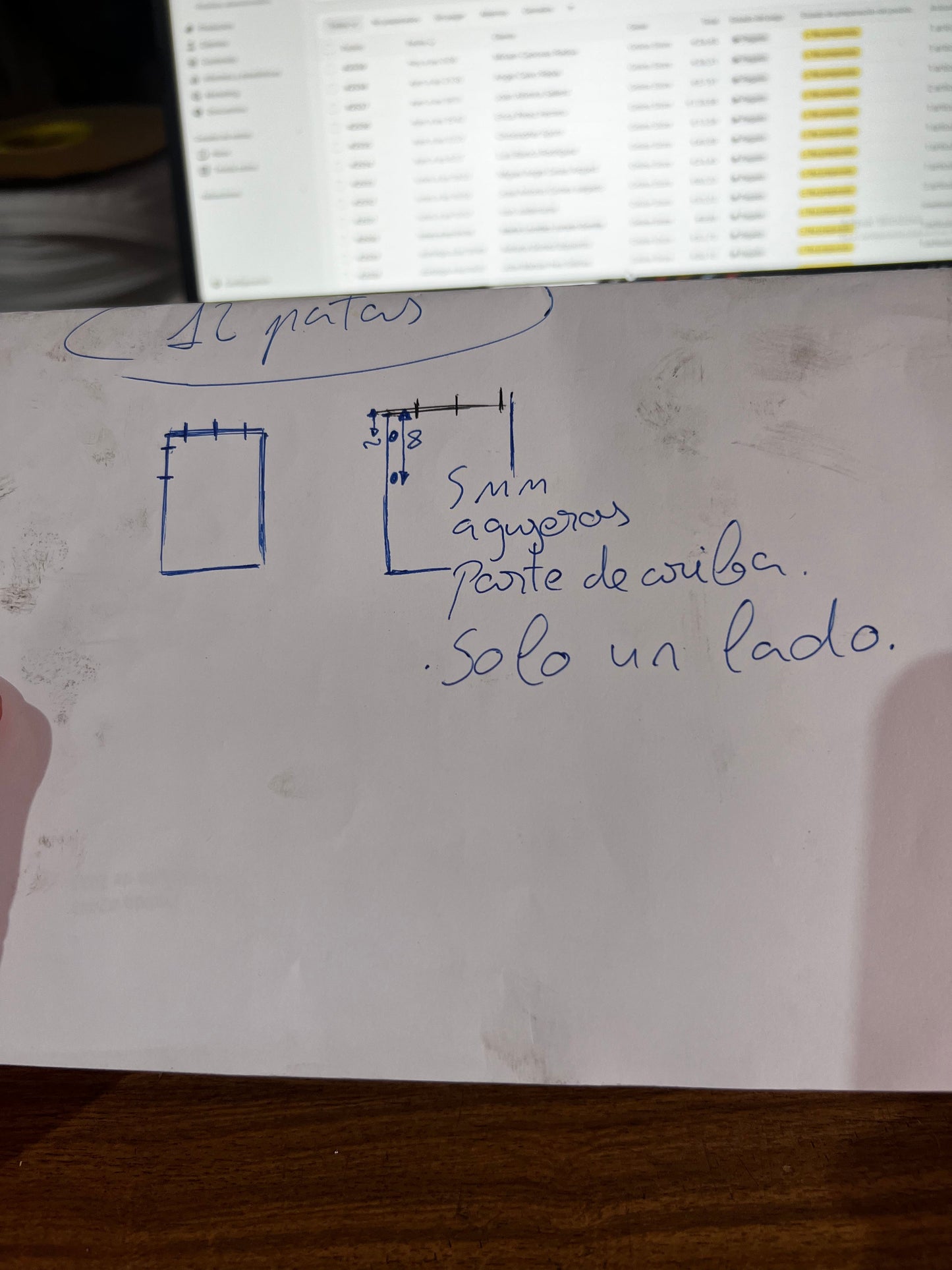 ( 12 patas ) Tubo de 4x2 cm Color NEGRO - Pletina parte de arriba con un refuerzo en medio - Las patas en un lado agujeros en 2 y 8 cm desde la parte de arriba (SOLO UN LADO)