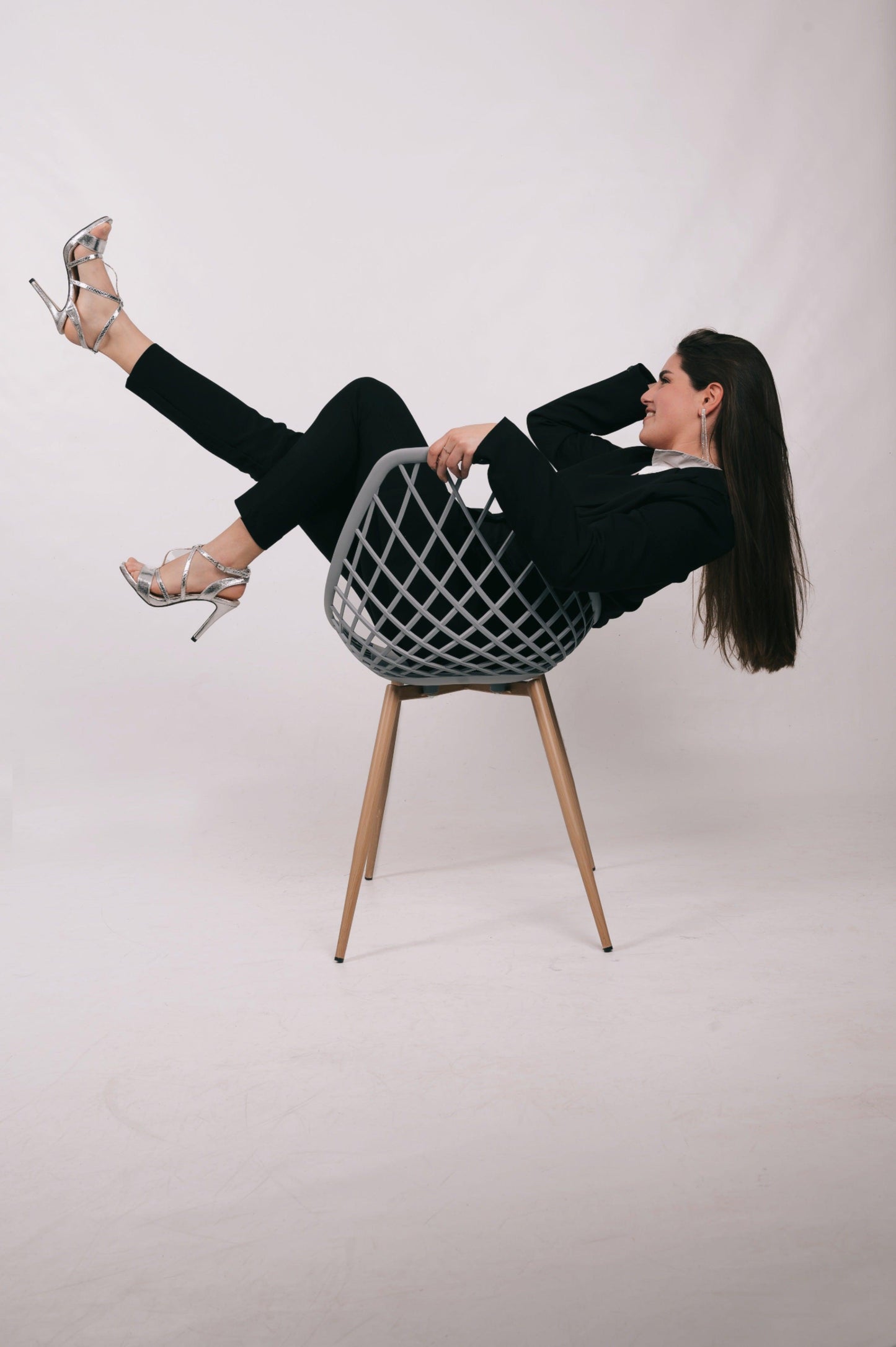 silla moderna modelo KIUS patas acabado madera - Welderfire