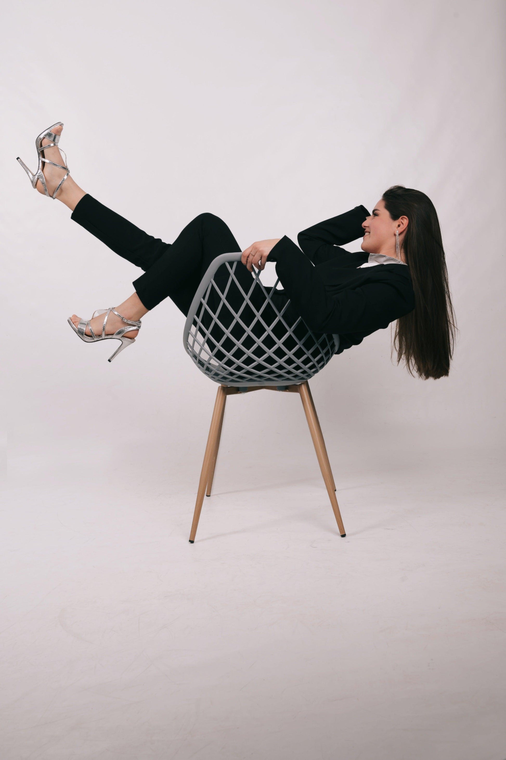 silla moderna modelo KIUS patas acabado madera - Welderfire