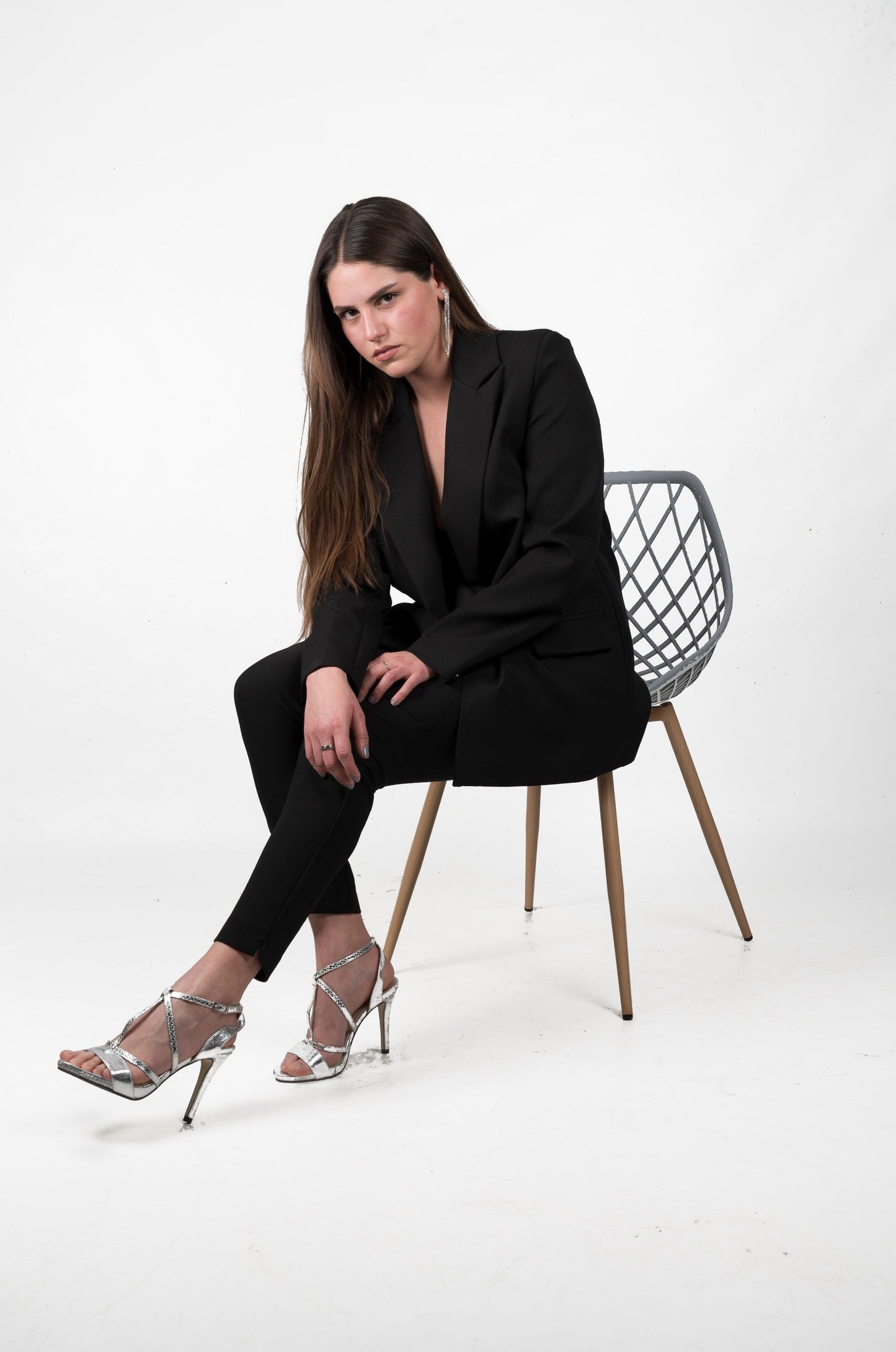 silla moderna modelo KIUS patas acabado madera - Welderfire