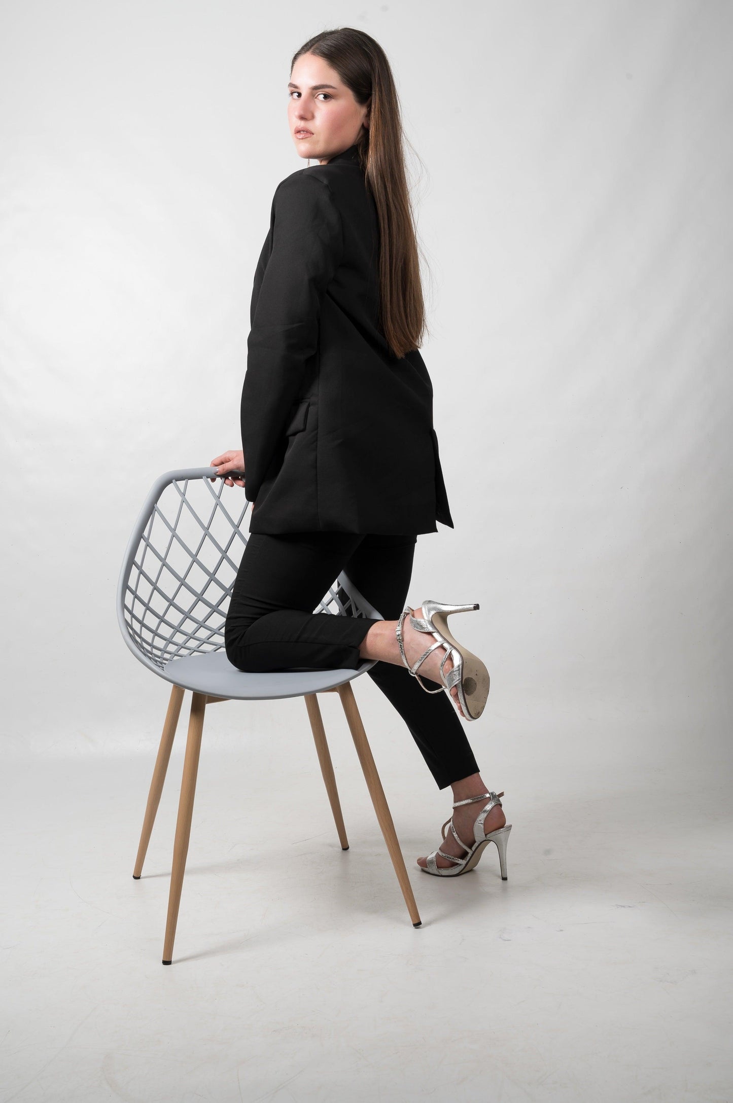 silla moderna modelo KIUS patas acabado madera - Welderfire