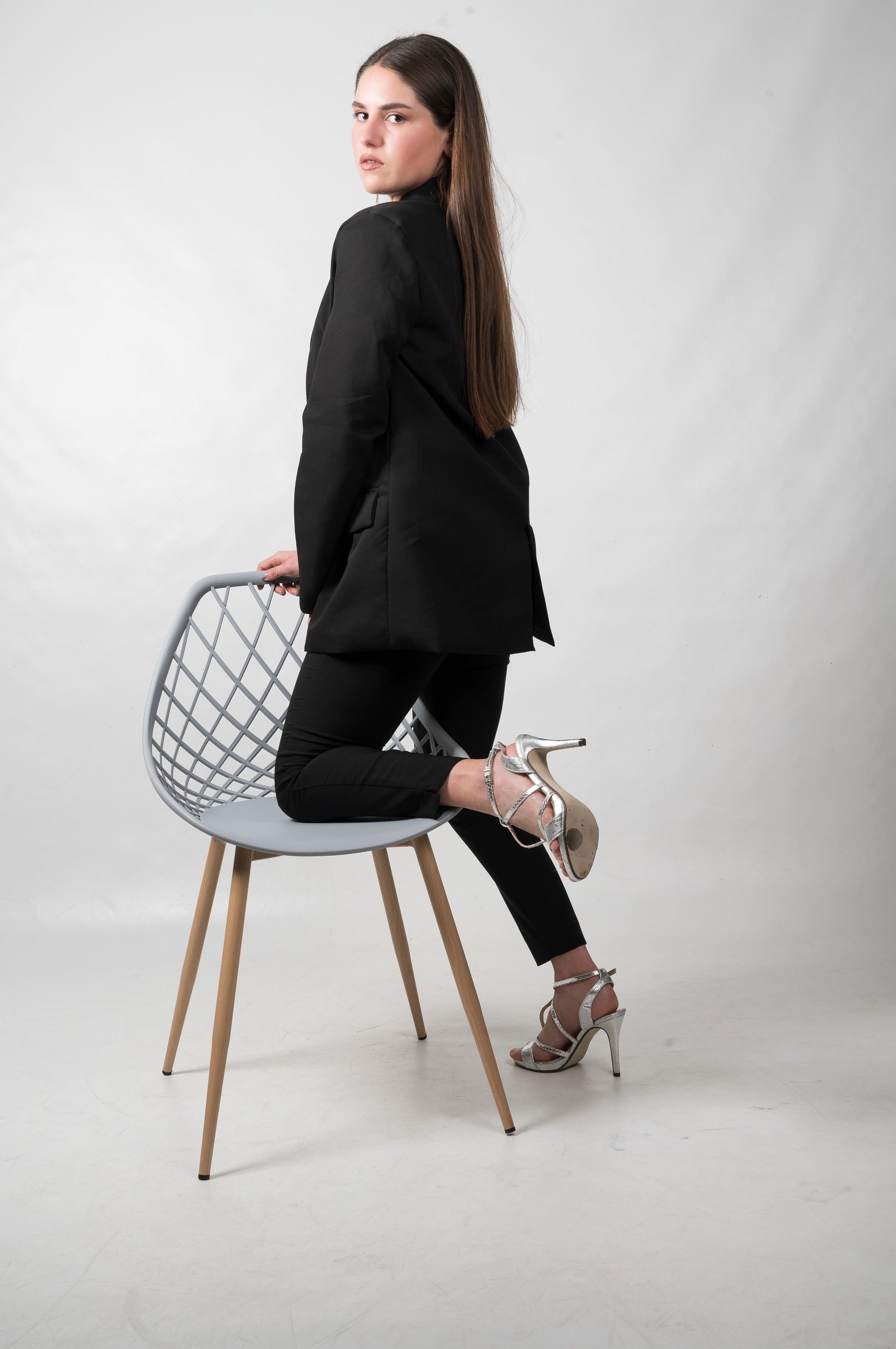 silla moderna modelo KIUS patas acabado madera - Welderfire