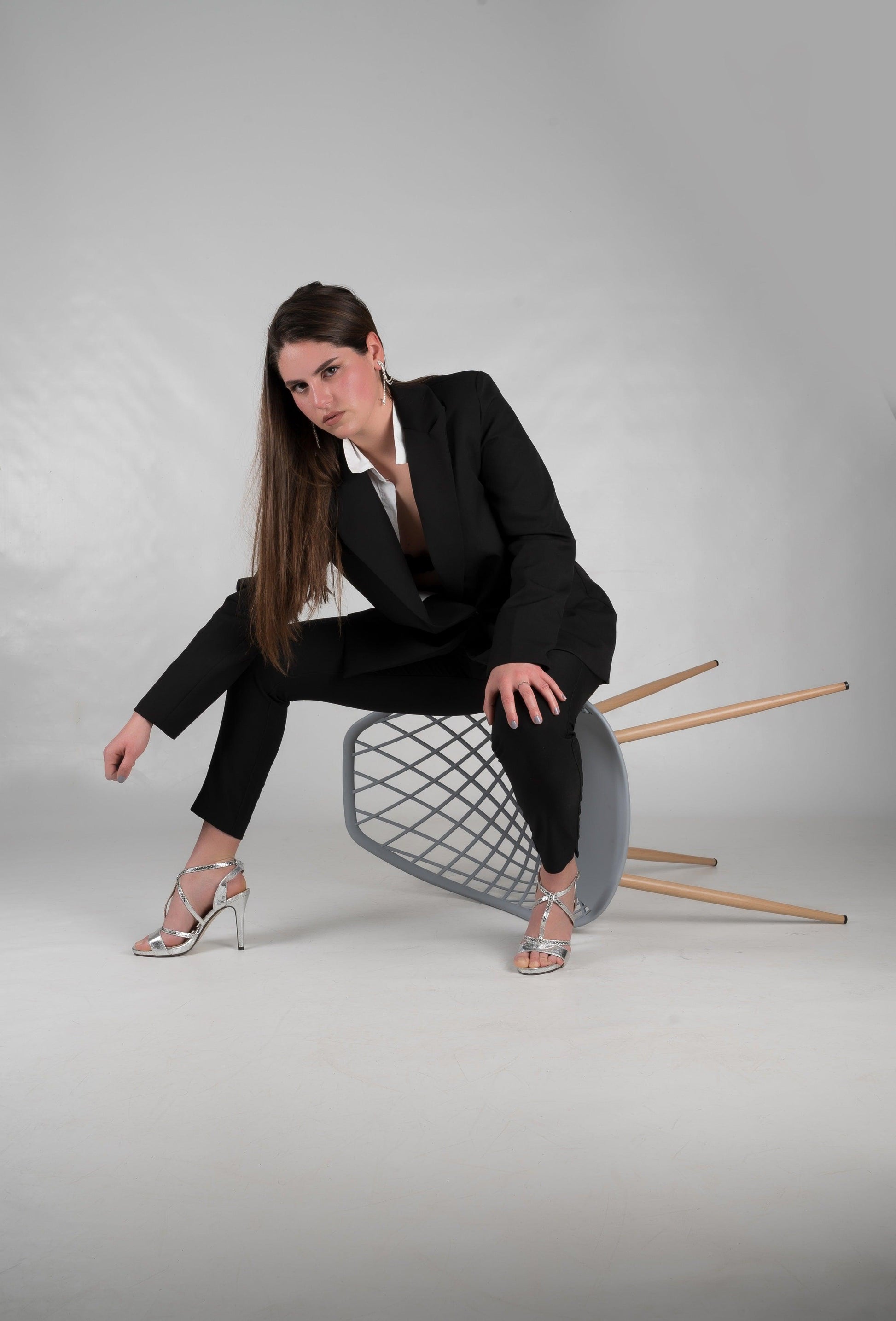 silla moderna modelo KIUS patas acabado madera - Welderfire